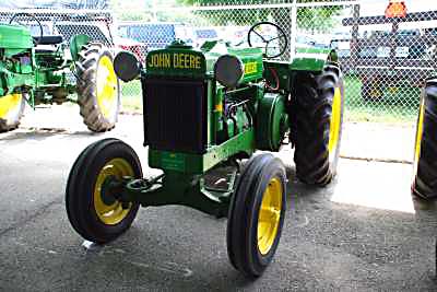 Antique Tractor Show - John Deere 1941 B-O